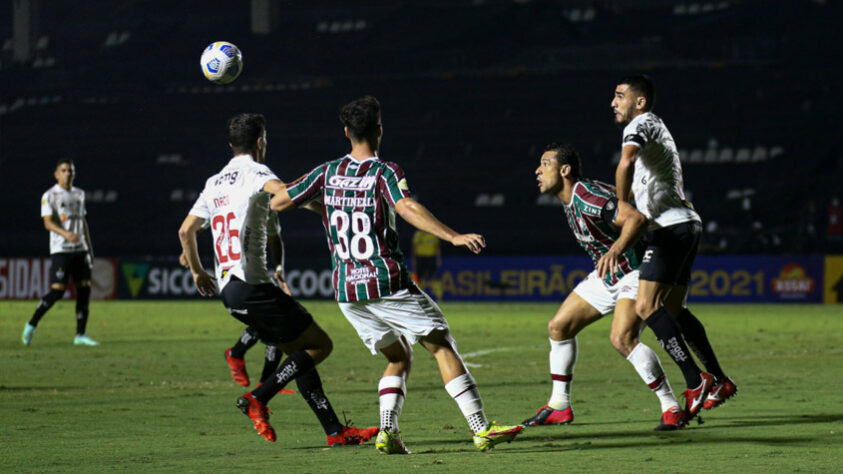 Fluminense e Atlético Mineiro ficaram no empate por 1 a 1 nesta segunda-feira em confronto válido pela 17ª rodada do Brasileirão. O Tricolor saiu na frente com gol de Fred, mas não parou o Galo, que deixou tudo igual na segunda etapa com gol de Eduardo Sasha. O LANCE! traz as notas e os destaques da partida. Por Rafael Bizarelo (rafaelmelo@lancenet.com.br)