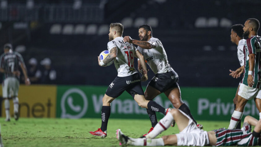 SOBE: EDUARDO SASHA entrou na segunda etapa para marcar o gol de empate do Galo e não quebrar a sequência invicta da equipe mineira no Brasileirão, e contou com a boa atuação do argentino Nacho Fernández para conseguir igualar o placar. DESCE - HULK, destaque do Atlético no campeonato, cometeu o pênalti em Luccas Claro na primeira etapa e recebeu o cartão amarelo pelo lance.