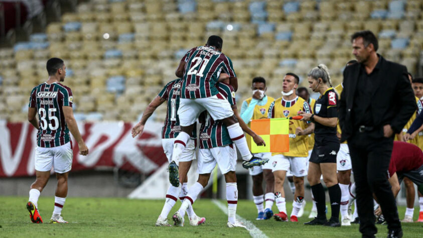 Em sua volta ao Maracanã, o Fluminense derrotou o Bahia por 2 a 0 e voltou a vencer após seis partidas na temporada. Os gols do triunfo tricolor foram marcados por Lucca, de falta, e o paraguaio Raúl Bobadilla. Com a vitória, o Tricolor subiu três posições e agora soma 21 pontos, três à frente da zona de rebaixamento do Campeonato Brasileiro. (Por: Felipe Melo - felipeeduardo@lancenet.com.br)