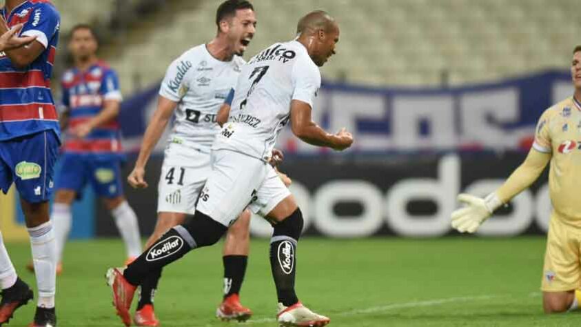 Com um gol de Carlos Sánchez, o Santos empatou por1 a 1 com o Fortaleza na tarde deste domingo (15), no Castelão, pelo Brasileirão. O uruguaio foi um dos destaques do time, que teve o goleiro João Paulo defendendo um pênalti nos acréscimos. O auxiliar Eduardo Zuma foi muito mal nas substituições (notas por Diário do Peixe).