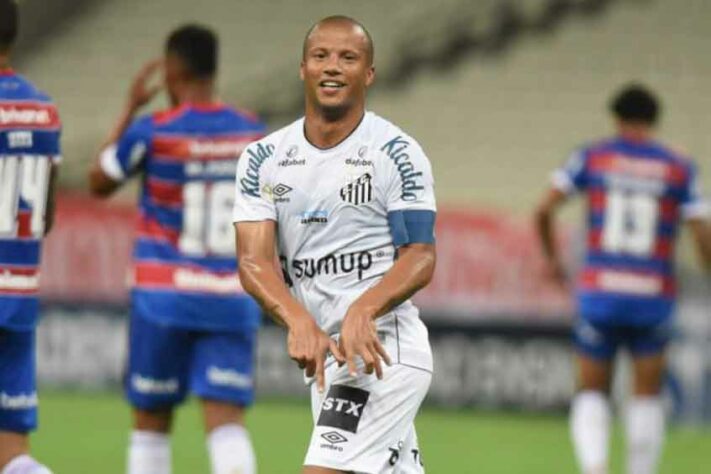 FECHADO - O Santos acertou a rescisão do meia uruguaio Carlos Sánchez. Maior artilheiro estrangeiro da história do Peixe, com 32 gols marcados, ele solicitou a antecipação do fim do vínculo, que ia até 22 de julho deste ano, abrindo mão dos vencimentos que tinha a receber.