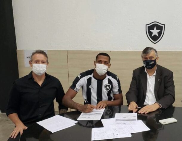 FECHADO - O Botafogo fechou uma importante renovação envolvendo um dos destaques da base em 2021. Nesta terça-feira, o atacante Gabriel Conceição assinou um novo vínculo com o clube de General Severiano, válido por três temporadas. 