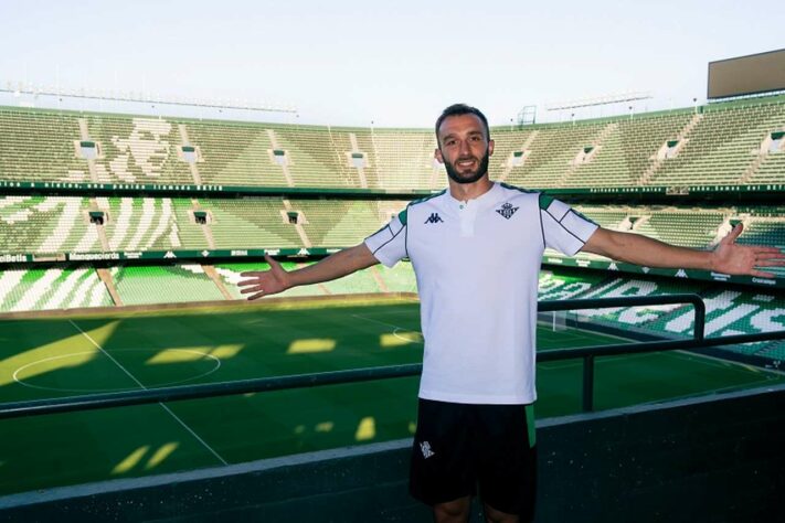 FECHADO - O Real Betis anunciou o retorno do zagueiro argentino Germán Pezzella, nome que esteve desde 2018 defendendo a Fiorentina, da Itália. Pezzella retorna ao time que o adquiriu, na primeira oportunidade, ainda quando ele defendia o River Plate, equipe onde se formou no futebol argentino.