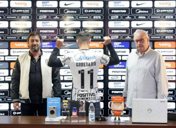 FECHADO - Apto para estrear no Corinthians, o meia Giuliano, primeiro reforço do clube na temporada, está ansioso para atuar já no próximo domingo (8), no clássico contra o Santos, na Vila Belmiro, pela 15ª rodada do Campeonato Brasileiro, às 16h.  Apresentado oficialmente nesta quarta-feira (4), o atleta vestirá a camisa 11 e afirma que poderá atuar até mesmo durante os 90 minutos contra o Peixe.