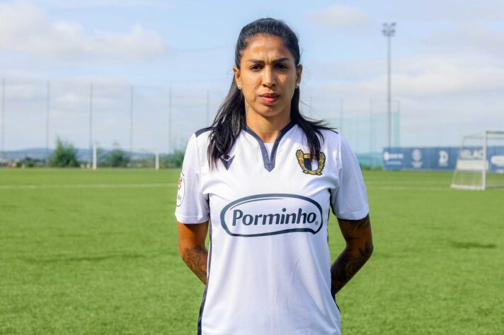 FECHADO - O mercado de transferências na Europa segue agitado. No último sábado, a zagueira Janaína Queiroz foi anunciada pelo Famalicão, equipe da primeira divisão do futebol português. Essa será a segunda passagem de Janaína pelo futebol de Portugal. Entre 2017 e 2019, a brasileira defendeu o Braga, onde conquistou a Taça de Portugal, Campeonato Nacional e a Supertaça.