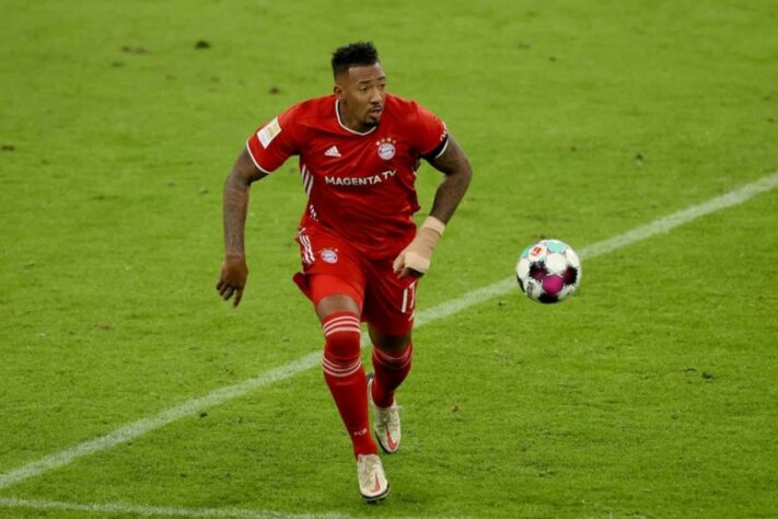 FECHADO - Após deixar o Bayern de Munique ao final da última temporada e ficar livre no mercado, o zagueiro Jérôme Boateng acertou com o Lyon para ser sua nova casa. Aos 32 anos, o atleta chega sem custos ao clube francês e a expectativa é que o anúncio ocorra em breve.