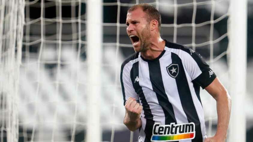 ESQUENTOU - Durcesio Mello, presidente do Botafogo, revelou, em entrevista para “Canal do Anderson Motta”, a vontade de renovar com Joel Carli. "Carli é um botafoguense alucinado e um cara do bem. Eu gosto muito dele e ele tem um carinho muito grande por mim também, me chama de “presida”. Ele foi importantíssimo na subida para Série A. É renovar com ele por pelo menos mais um ano para encerrar a carreira e depois continuar no futebol talvez como supervisor", detalhou o dirigente. Contudo, a decisão de renovação não cabe à Durcesio, pois essa função fica na mão da SAF, que é comandada pelo bilionário John Textor.