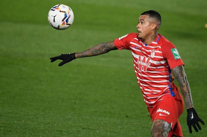 ESQUENTOU - Um contratempo fará Kenedy adiar o seu retorno ao Brasil para assinar contrato com o Flamengo. O meia-atacante testou positivo para Covid-19, em recente exame realizado em Londres, e precisará ficar em período de quarentena antes de deixar a capital inglesa. A informação inicial é do canal "Flazoeiro". Kenedy está sem sintomas que preocupam, mas só deve chegar ao Brasil para se juntar ao elenco de Renato Gaúcho na última semana de agosto. No entanto, os trâmites burocráticos para inscrevê-lo nas competições, como a Copa do Brasil, não serão afetados.