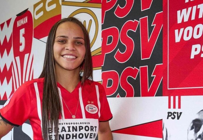 FECHADO - A atacante Letícia Ferreira acertou a saída do Fluminense para o PSV Eindhoven e foi anunciada oficialmente pelo clube holandês nesta segunda-feira. A jogadora de 20 anos será a primeira brasileira a jogar pela equipe na história e assina contrato por um ano com opção de renovação por mais um.