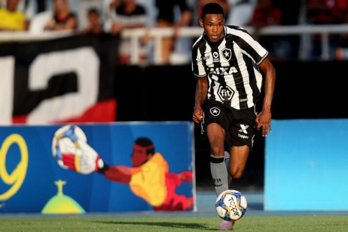 FECHADO -O futuro do lateral-esquerdo Lucas Barros não será no Botafogo. O clube de General Severiano acertou a transferência do jogador para o Sporting Covilhã, time da segunda divisão de Portugal. A informação foi publicada inicialmente pelos jornalistas Matheus Mandy, do Canal do Mandy, e Venê Casagrande, do jornal O Dia.