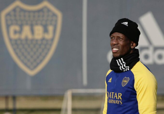 FECHADO - Nada de Miguel Borja. O Boca Juniors confirmou as especulações e anunciou, neste sábado, 31, o novo reforço da equipe: Luis Advíncula. O lateral-direito chega para ajudar a equipe no Campeonato Argentino.