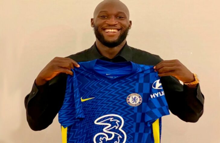 FECHADO - O Chelsea anunciou a contratação do atacante Romelu Lukaku. O centroavante belga retorna ao clube de Londres após passagem apagada entre 2011 e 2014. Com novo status na carreira após conquistar sucesso e protagonismo com a camisa da Inter de Milão, o atleta assinou contrato até 2026.