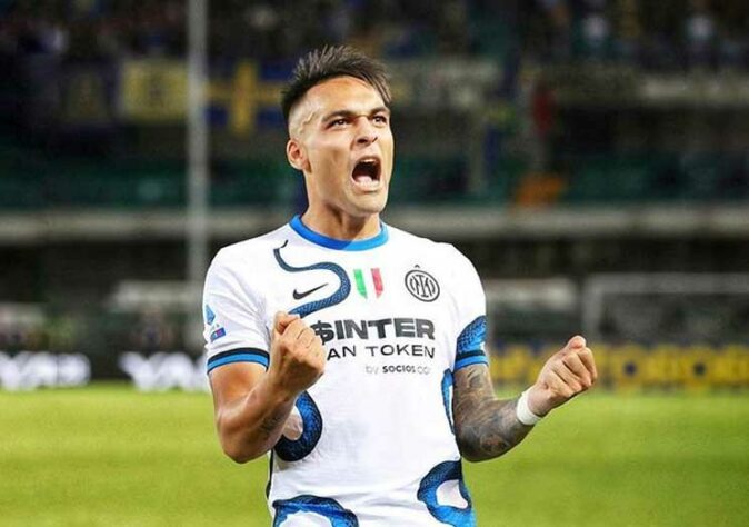 ESQUENTOU - Com acordo já selado entre Lautaro Martínez e a Inter de Milão, o anúncio oficial da renovação do contrato do atacante deve sair em breve, estendendo até 2026 e ampliando o salário do atleta. 