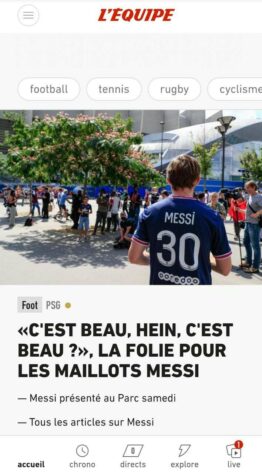 O L'Equipe (França) destaca chegada de Lionel Messi com um torcedor vestindo a camisa do novo ídolo.