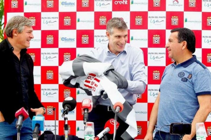 ESQUENTOU - O Universitario, um dos principais times do futebol peruano, está próximo de fechar com o seu novo técnico. Trata-se de Martín Palermo, que negocia a sua ida ao gigante do Peru. Com a saída de Ángel Comizzo, o Universitario analisou o mercado e definiu que Palermo é o nome ideal para dirigir o time.  A expectativa é que o time cresca em suas mãos e possa apresentar um futebol mais coletivo e decisivo.