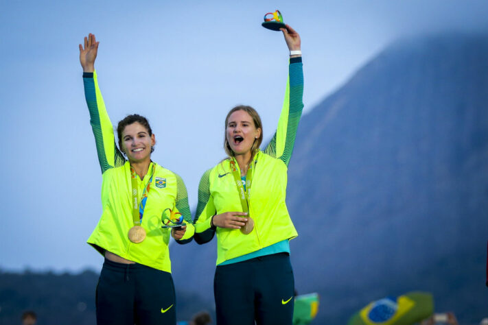 Vela: a regata da medalha da categoria 49er FX foi adiada para às 00h30, por falta de vento. Campeãs em 2016, Martine Grael e Kahena Kunzel vão buscar o bi. 