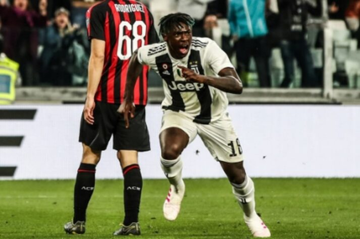 FECHADO - A Juventus anunciou o retorno de Moise Kean por empréstimo até 2023. Após acertar a transferência de Cristiano Ronaldo para o Manchester United, a Velha Senhora foi ao mercado buscar um substituto para que o técnico Massimiliano Allegri tivesse mais opções no elenco. O acordo do clube italiano com o Everton prevê o pagamento de sete milhões de euros (R$ 42 milhões) pelo empréstimo, sendo três milhões de euros (R$ 18 milhões) depositados nesta temporada, enquanto os outros quatro milhões de euros (R$ 24 milhões) deverão ser pagos apenas na próxima campanha.