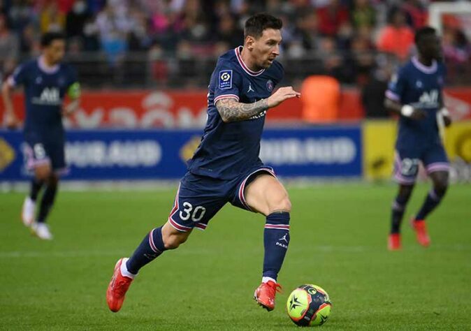 2º - Messi (atacante, 34 anos) - Clube: PSG - Quanto ganha: 110 milhões de dólares (R$ 561 milhões).