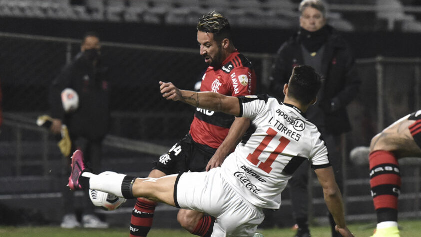 OLIMPIA - SOBE - De positivo, o Olimpia pode levar a atitude corajosa de se atirar, desde o apito inicial, e conseguir criar boas chances, além de tirar o Flamengo de uma zona de conforto em boa parte da peleja. Na base da estratégia ofensiva, o lateral Iván Torres foi premiado ao ir à área e marcar. / DESCE - O peso negativo na balança tem a ver com o esmorecimento do time no segundo tempo. Largou após o terceiro gol rubro-negro e deixou espaços em profusão. Poderia ter sido goleado por mais de seis. 