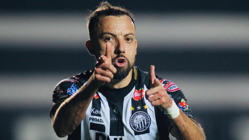 OPERÁRIO - SOBE - MARCELO (foto) E DJALMA SILVA - Além do oportunismo no gol, o atacante cercou a defesa cruz-maltina com frequência. Já o meia soube aproveitar a hesitação de Marquinhos Gabriel e iniciou a jogada do gol do Fantasma. Além disto, participou bastante das jogadas. DESCE - ALEX SILVA E FABIANO - Os dois laterais deixaram espaços (especialmente no segundo tempo) nos quais Gabriel Pec e Morato deram trabalho no segundo tempo.