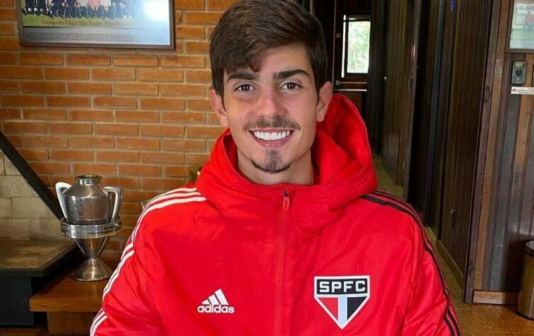 FECHADO - O São Paulo renovou contrato com o meia Pedro Vilhena, o Pedrinho, de 19 anos, joia da base, até 2024. Seu vínculo, que ia até junho de 2022, foi prorrogado por mais duas temporadas.  