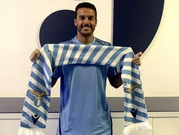 FECHADO - Nesta quinta-feira, a Lazio oficializou a contratação do atacante Pedro, que estava na Roma, a maior rival do time da capital italiana. Assim, o atacante espanhol se tornou o primeiro jogador em 36 anos a "pular o muro" ou "virar a casaca" dentro da rivalidade.