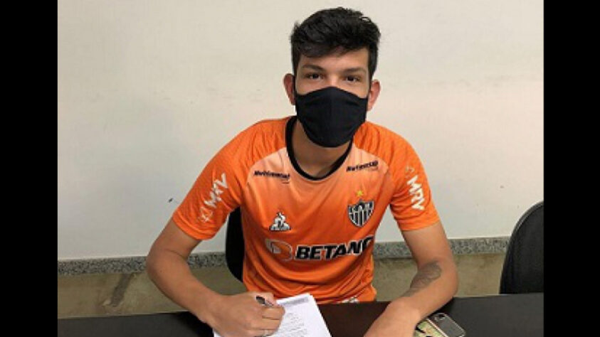 FECHADO - O Atlético-MG reforçou sua categoria de base com o atacante Pablo Ruan, de 18 anos, que vai atuar pelo sub-20 do Galo. O jogador assinou com o time mineiro até 2023. Pablo foi um dos sobreviventes do trágico incêndio no Ninho do Uurubu, CT do Flamengo, que deixou 10 mortos em fevereiro de 2019. O atacante estava na base do Palmeiras, clube que defendia após deixar a equipe Rubro-Negra. 