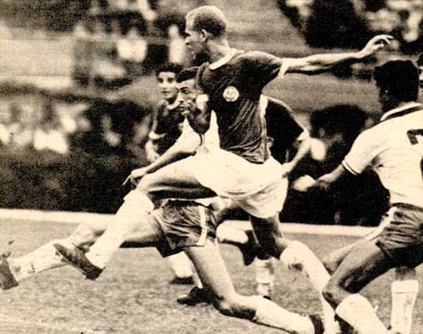 Copa Libertadores de 1971 - A edição de 71 teve outro regulamento diferente, com duas fases de grupos, sendo a segunda considerada a semifinal do torneio. No segundo grupo, o Palmeiras enfrentou o Nacional-URU e o Universitario-PER, duas vezes cada.