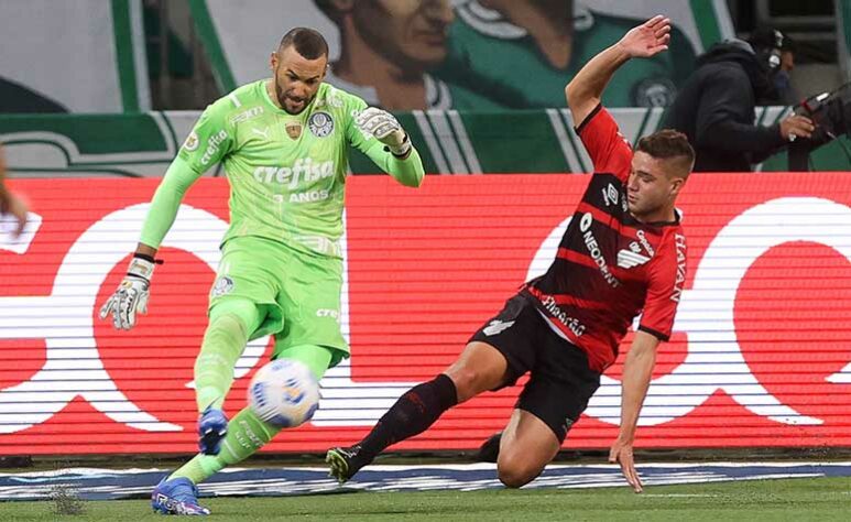 ATHLETICO-PR - Sobe: Iniciou a partida bem e criando mais chances do que o Palmeiras, porém depois o time da casa foi superior. Desce: Chegou pouco, conseguiu o empate, mas falhou e foi derrotado pela quinta vez consecutiva no Brasileirão.