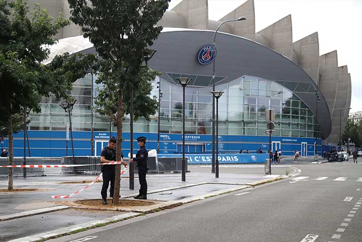 Polícia faz trabalho de isolamento com faixas nas calçadas do entorno do Parque dos Príncipes