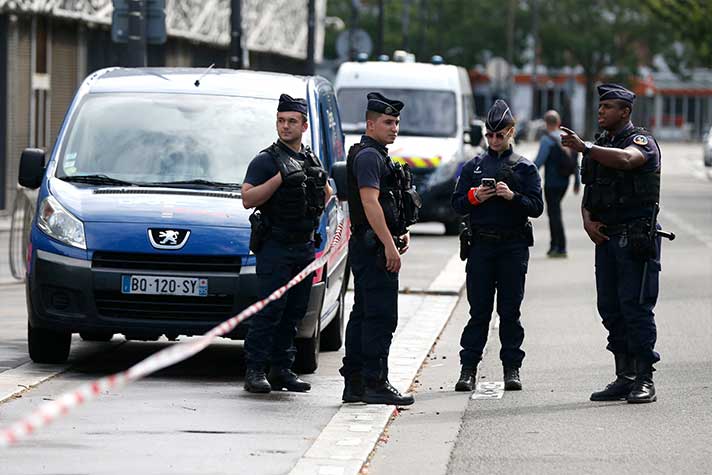 Polícia de Paris já começou a delimitar espaço de circulação entre torcedores e imprensa