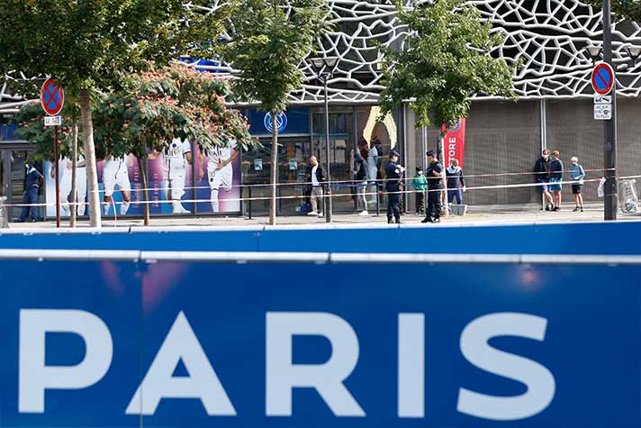 Visitantes também passam pelo entorno do estádio do PSG