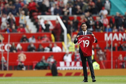 FECHADO - O zagueiro Raphael Varane foi anunciado como novo reforço do Manchester United neste sábado e assinou contrato até 2025. O defensor de 28 anos também foi apresentado diante da torcida dos Diabos Vermelhos no Old Trafford minutos antes da partida contra o Leeds iniciar.