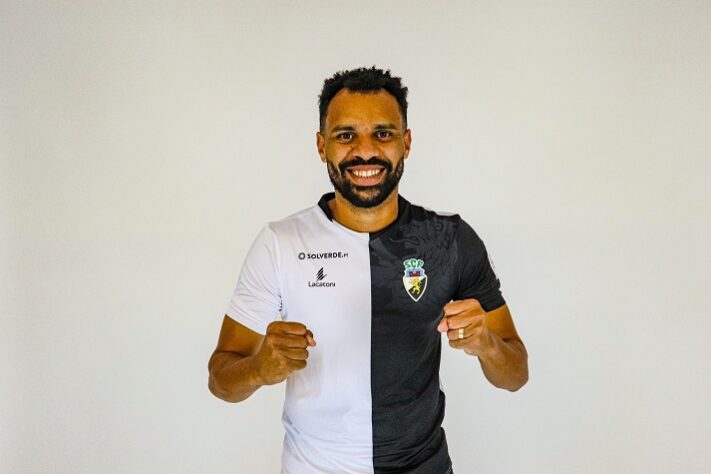 FECHADO - O Farense, de Portugal, anunciou na última sexta-feira a contratação de mais um reforço para a temporada 2021/2022. Trata-se do zagueiro Robson, de 27 anos, e que tem passagens pelo Bahia, Novorizontino, Botafogo-SP e clubes da Ásia, como o Esteghal, do Irã. Esta vai ser a segunda vez que o defensor irá atuar em solo lusitano, já que vestiu também as cores do Boavista. Com contrato assinado até o final da temporada, válido por um ano, Robson chega ao clube com o objetivo de levar o Farense de volta à elite do futebol português. A equipe acabou sendo rebaixada em 2020/2021 e atualmente disputa a segunda divisão, ou Liga Pro.