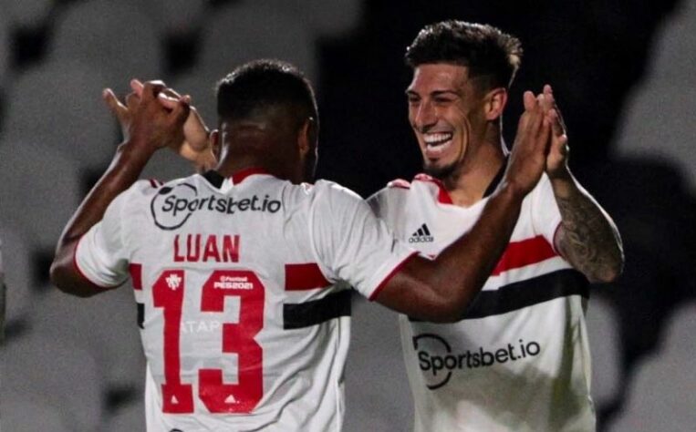 O São Paulo venceu, nesta quarta-feira (4), o Vasco, por 2 a 1, pela partida de volta das oitavas de final da Copa da Brasil. Em uma boa partida, o Tricolor se classificou com 4 a 1 no agregado. Veja as atuações individuais dos jogadores do São Paulo.