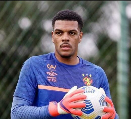 FECHADO - O mercado da bola está agitado pelos lados do Sport, que anunciou a contratação do goleiro Saulo, que estava no Botafogo-RJ. Aos 26 anos, o jogador assinou contrato até dezembro com a possibilidade de renovação ao término do acordo.