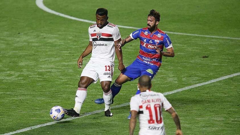 FORTALEZA: SOBE - Pressão no campo de ataque: O Fortaleza pressionou muito bem a saída de bola do São Paulo e não largou dessa pressão até o fim do jogo, fazendo o segundo gol em uma roubada de bola no campo de ataque, já nos acréscimos. / DESCE - Ineficiência: O time não conseguiu aproveitar seus momentos de superioridade na partida, demorando para transformar a superioridade em gol.