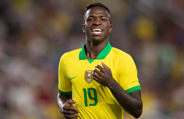 Vinícius Júnior - 6,0 - Entrou com vontade e construiu a jogada que resultou no pênalti para o Brasil. 