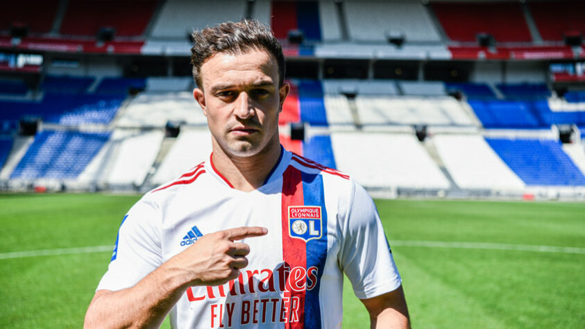 FECHADO - O Lyon anunciou a chegada do atacante Xherdan Shaqiri, ex-Liverpool. Nas redes sociais, o clube francês emitiu comunicado confirmando o novo vínculo, que deve ser de três temporadas. De acordo com o portal 'Sky Sports', a negociação girou em torno de 12 milhões de euros (R$ 75 milhões).