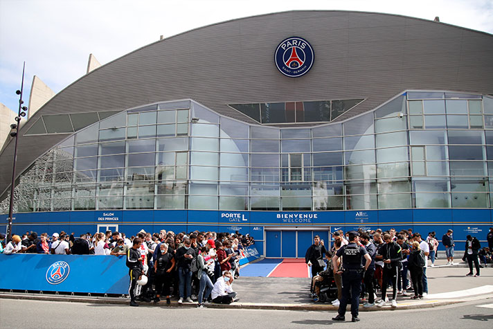 Com negociações avançadas entre Messi e PSG, torcedores aguardam possível chegada do argentino nesta segunda-feira