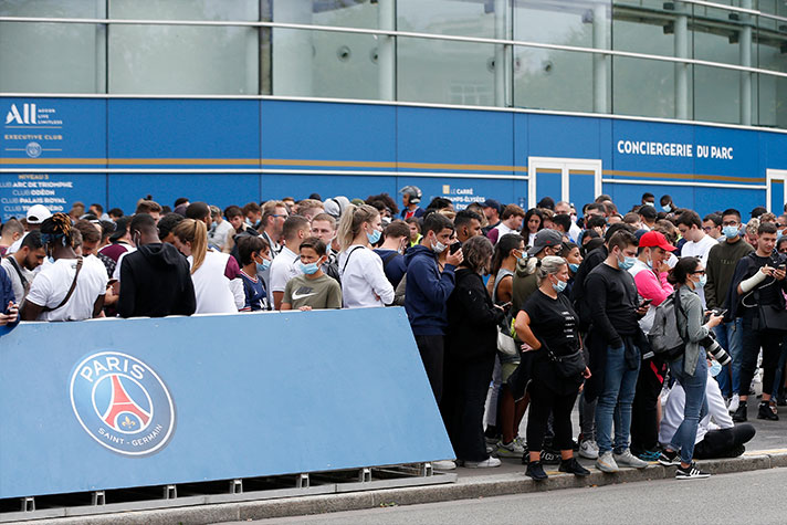 Fãs do Paris Saint-Germain aguardam possível chegada do novo ídolo do clube