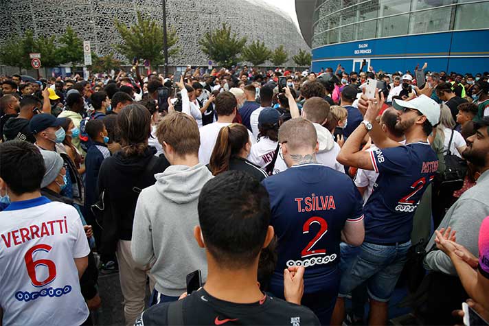 Torcedores do PSG se aglomeram no entorno do Parque dos Príncipes com a expectativa pela chegada do craque argentino