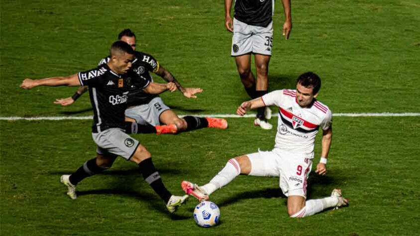 O Vasco foi derrotado pelo São Paulo por 2 a 1 em São Januário e deu adeus à Copa do Brasil. O time fazia um bom jogo, quando Léo Jabá foi expulso ainda no primeiro tempo. Na etapa final Leandro Castan e Lisca também tomaram o vermelho. Os gols da partida foram marcados por Rigoni e Benítez pelos paulistas, enquanto Liziero (contra) descontou para os cariocas. Confira as notas dos jogadores vascaínos (Por Felipe Melo - felipeeduardo@lancenet.com.br).