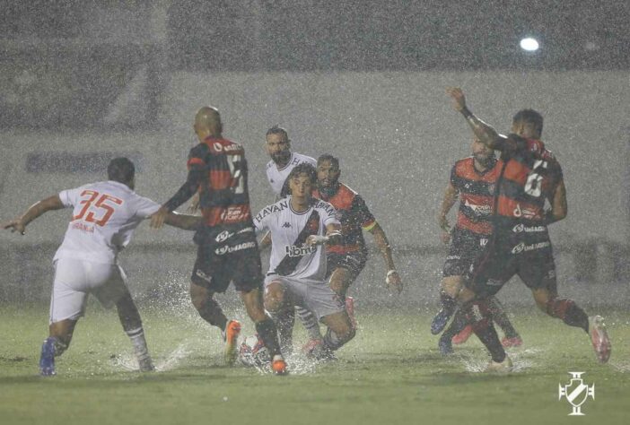 Vitória - SOBE: Fernando Neto foi a principal referência técnica da equipe e participou dos principais lances do clube baiano. | DESCE: Defesa do Vitória cochilou na cobrança de escanteio, deixou Sarrafiore subir sozinho para marcar e pagou caro.