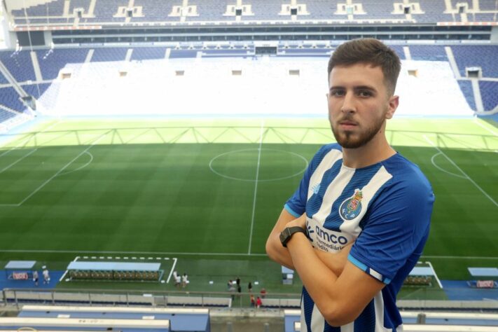 FECHADO - Wesley é o novo reforço do FC Porto. Anunciado nesta quinta-feira (05), o zagueiro chegou aos Dragões por empréstimo com opção de compra. Ao site oficial do clube, o brasileiro falou sobre o sonho de vestir uma camisa tão importante do futebol. 