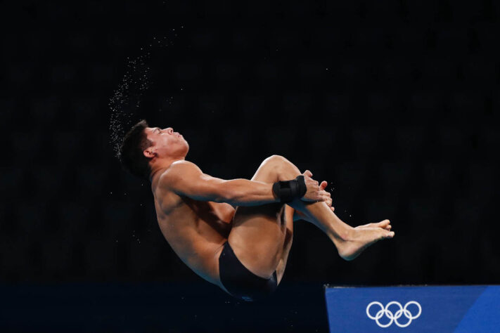 SALTOS ORNAMENTAIS - Kawan Pereira, de 19 anos, está classificado para as semifinais. O brasileiro conquistou a vaga no 17º lugar, onde apenas 18 avançavam. O primeiro salto foi bom e ele conseguiu 72.00 pontos. E as apresentações só foram melhorando até que fechou com 371.65 pontos.