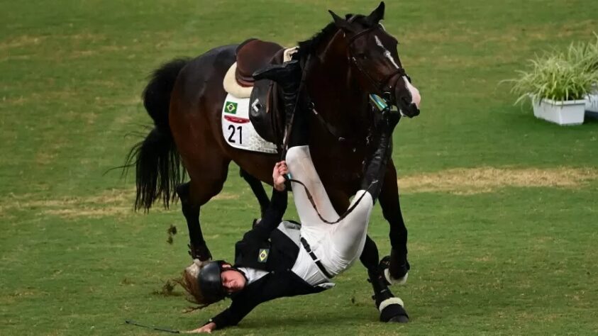 PENTATLO MODERNO - Ieda Guimarães, de 20 anos, sofreu uma queda feia durante a prova de hipismo. A brasileira terminou o pentatlo moderno em último lugar. A medalha de ouro ficou com a britânica Kate French. Laura Asadauskaite, da Lituânia, Sarolta Kovacs, da Hungria, completaram o pódio. 