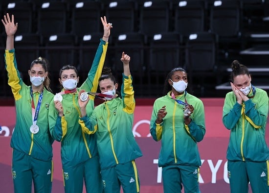 No vôlei feminino, o Brasil perdeu para os Estados Unidos na decisão, por 3 sets a 0, e garantiu a medalha de prata. 