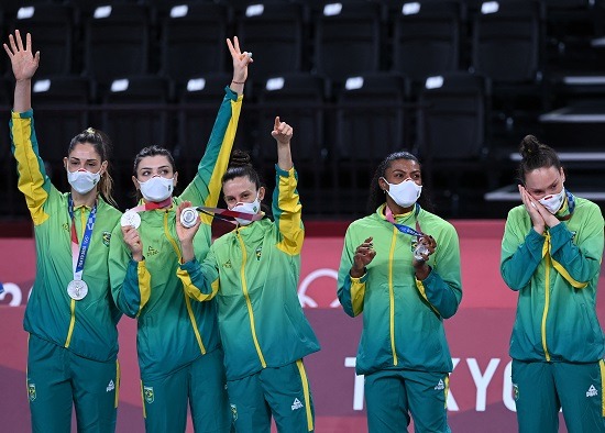 Vôlei feminino - medalha de prata - R$ 450 mil