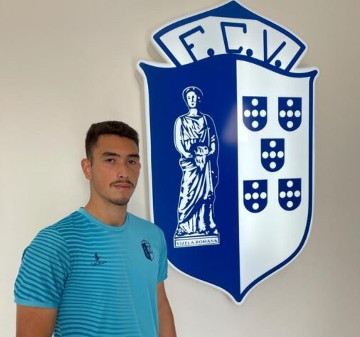 FECHADO - Primo de Rodrigo Beckham, Luiz Neto acertou com o Vizela, de Portugal. O zagueiro de 18 anos, que atuará no Sub-19 da equipe, assinou vínculo de uma temporada com o clube português.